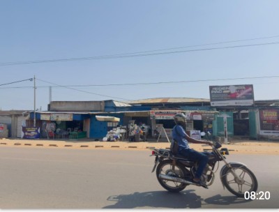 8 lots collés avec titre foncier au bord du goudron