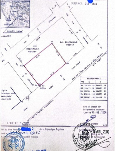 4 lots collés cloturés avec titre foncier au bord du goudron