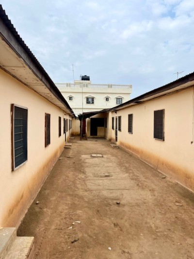 1 lot cloturé avec titre foncier + vieilles constructions à raser