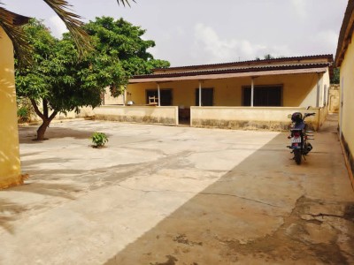 1 lot cloturé avec titre foncier à 200m du goudron