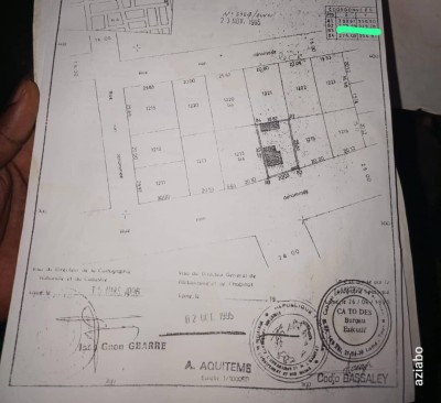 démi lot avec 3 tampons au bord du goudron