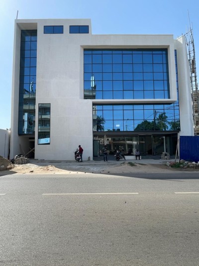 immeuble commercial  r+2 au bord du goudron