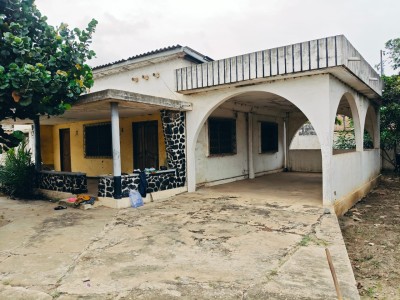 1 lot et démi cloturé avec titre foncier à 100m du goudron