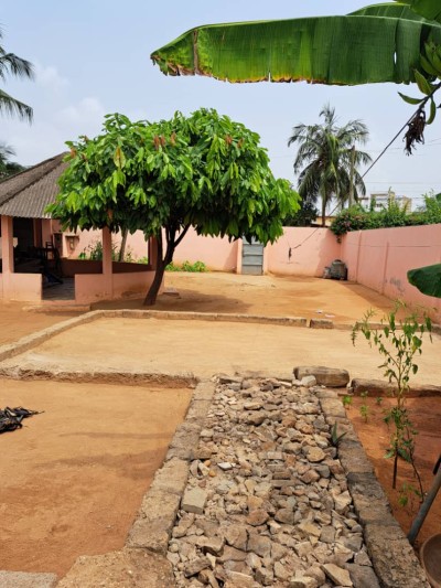 1 lot cloturé avec titre foncier à 200m du goudron