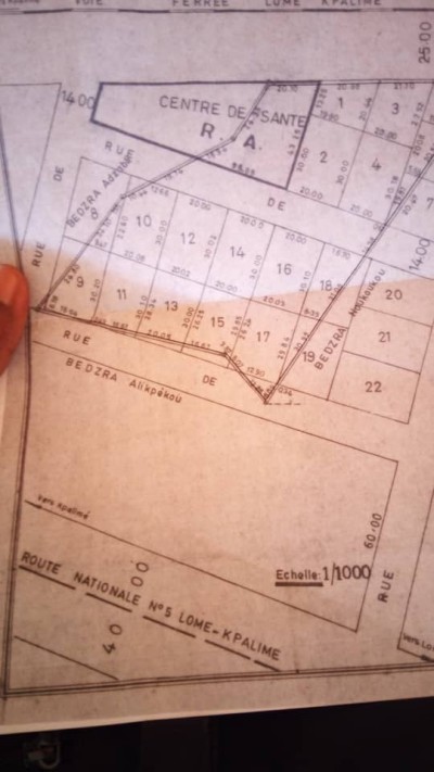 10 lots collés cloturés avec titre foncier à 100m du goudron