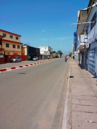 démi lot carré avec titre au bord du boulevard circulaire