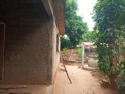 1 lot cloturé avec titre foncier avec 3 chambres