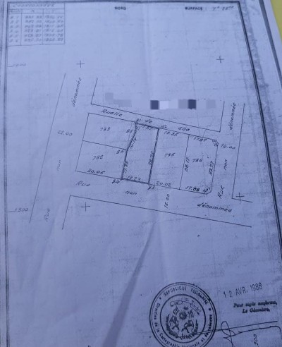 1 lot 1/4 cloturé avec titre foncier à 10m des pavés