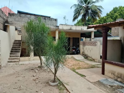 démi lot cloturé avec titre foncier bati de 2x chambre salon