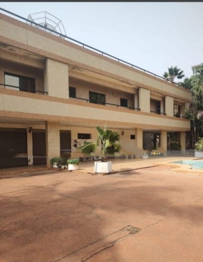 giganteste villa 10chambres sur 8 lots au bord du goudron