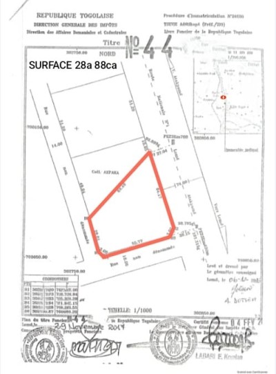 4 lots 3/4 collés cloturés avec titre foncier au bord du goudron