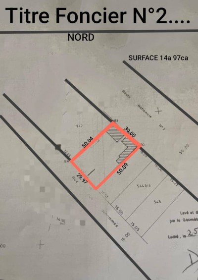 2 lots et démi cloturés avec titre foncier  au bord du goudron