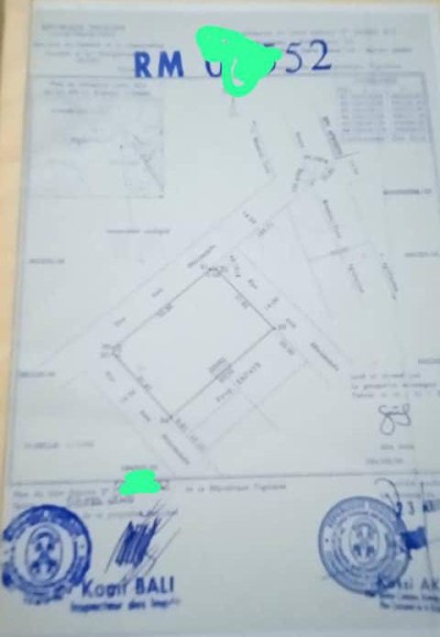 4 lots collés cloturés avec titre foncier à 60m de la grande voie