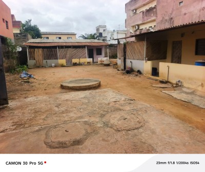 1 lot cloturé avec titre foncier bati de 6 chambres salon