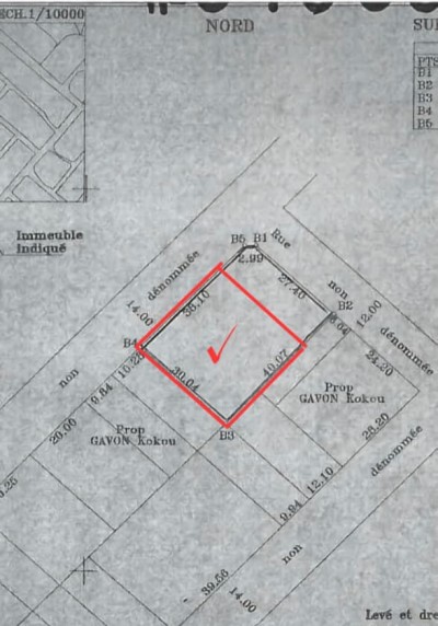 1 lot et démi cloturé avec titre foncier à 500m du goudron