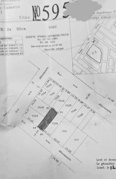 démi lot cloturé avec titre foncier à 50m de la grande voie