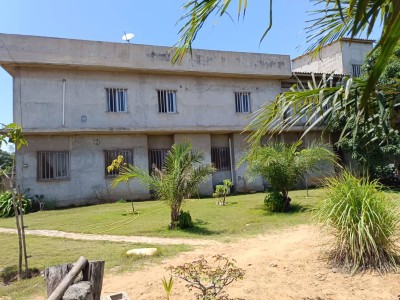 grande villa de plusieurs chambres sur 2 lots avec titre foncier
