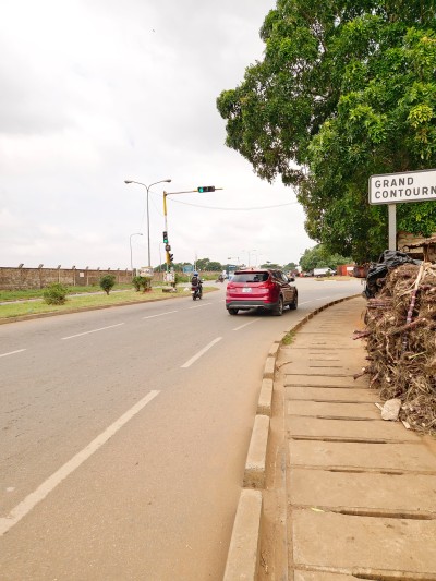 1 lot cloturé avec 3 tampons au bord du goudron
