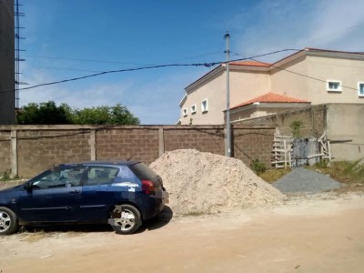 1 lot cloturé avec titre foncier à 150m du goudron