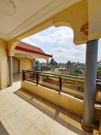 villa duplex 6 chambres 2 salons sur démi lot avec titre