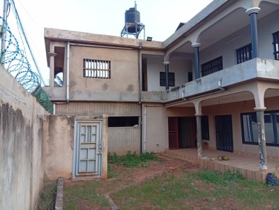 villa 5 chambres sur 1 lot avec titre foncier à 400m du goudron