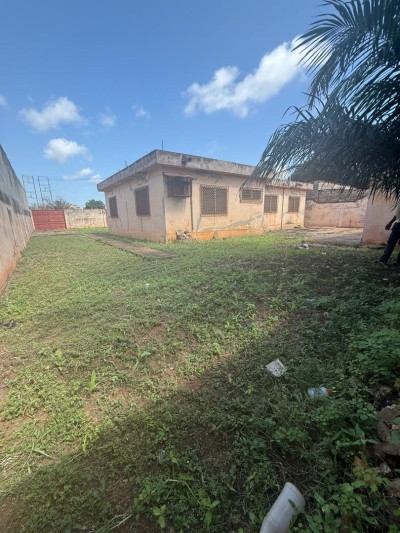 1 lot cloturé avec titre foncier bati d'une vieille villa à raser