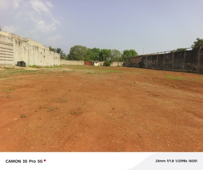 10 lots cloturés avec titre foncier à 200m du goudron