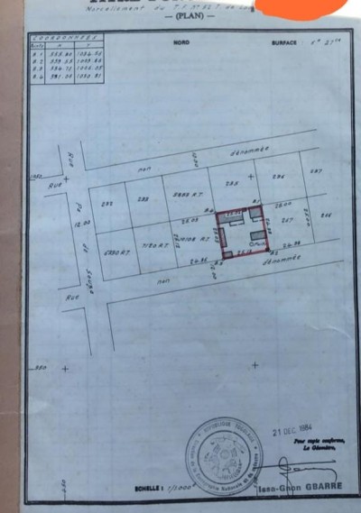 1 lot cloturé avec titre foncier ( ancienne maison )