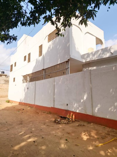 villa 3 chambres sur démi lot avec titre en cours