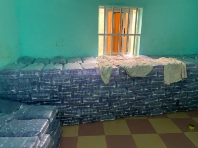 démi lot cloturé contenant une usine de fabrication pure water