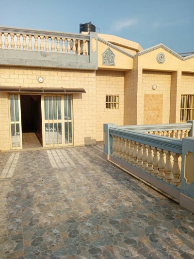 villa 4 chambres sur 1 lot avec titre foncier à 300m du goudron