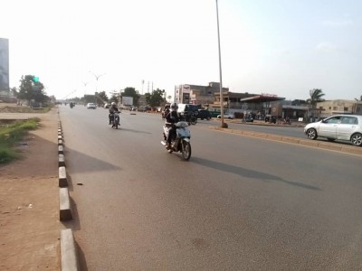 2 lots collés avec plan +mandat face goudron contournement