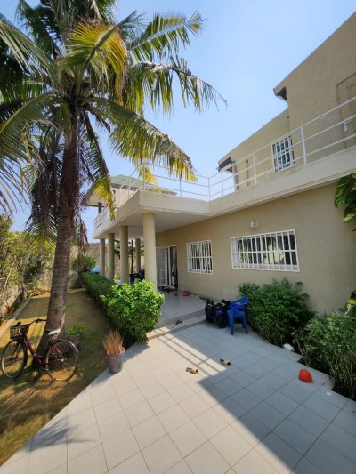 Belle villa duplex 6 chambres sur 1 lot 1/4 avec titre foncier