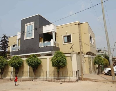 Superbe villa duplex 4 chambres sur démi lot avec titre foncier