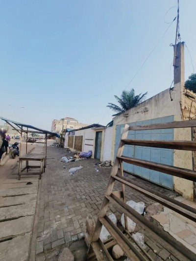 1 lot cloturé avec titre foncier global au bord du goudron