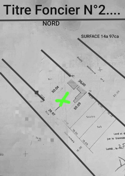 2 lots et démi  cloturés avec titre foncier au bord du goudron