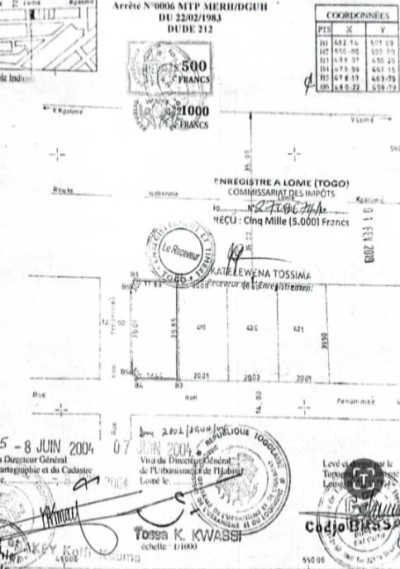 1 lot 1/4 avec titre foncier au bord du goudron + immeuble