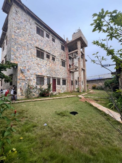 grande villa triplex 7 appartements sur 1 lot 1/4 + 3 tampons