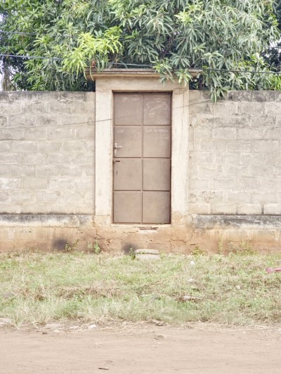 1 lot cloturé avec titre foncier à 250m du goudron