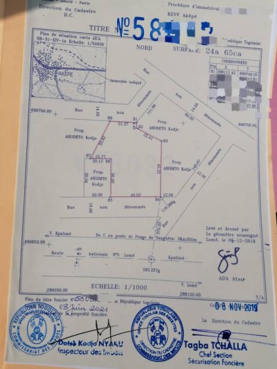 4 lots collés moitié cloturés avec titre foncier à 350m goudron