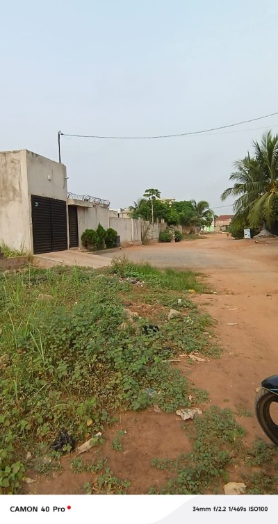 1 lot avec titre foncier global derrière le ceg