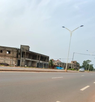 démi lot en forme triangle avec plan otr en face du goudron