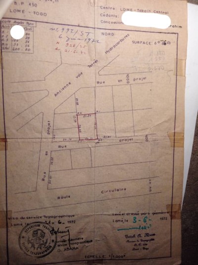 1 lot cloturé avec 1 tampon à 30m du goudron + maison